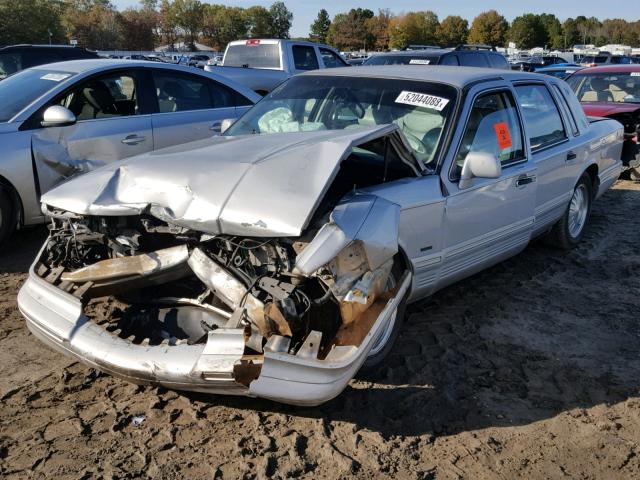 1LNLM83W8TY729655 - 1996 LINCOLN TOWN CAR C SILVER photo 2