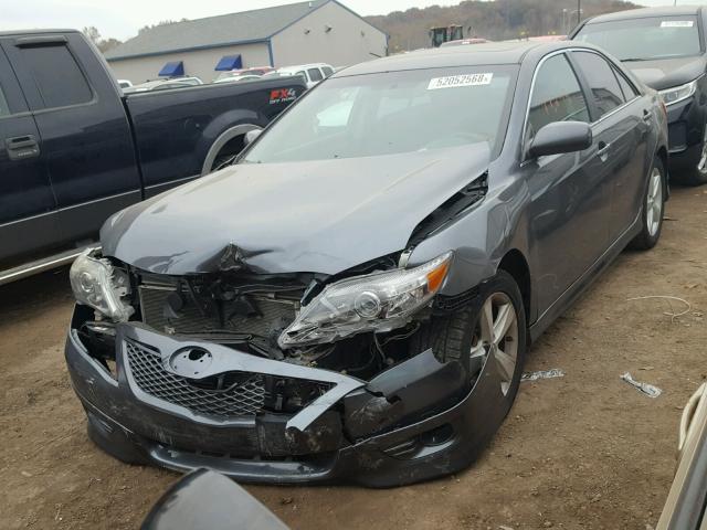4T1BF3EK9BU209957 - 2011 TOYOTA CAMRY BASE GRAY photo 2