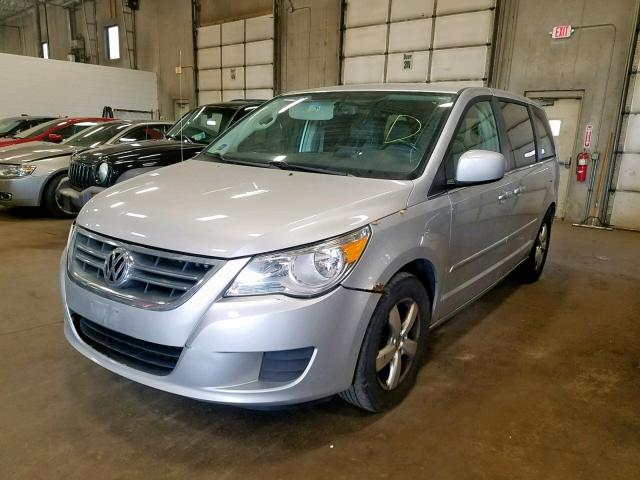 2V4RW3D13AR360581 - 2010 VOLKSWAGEN ROUTAN SE SILVER photo 2