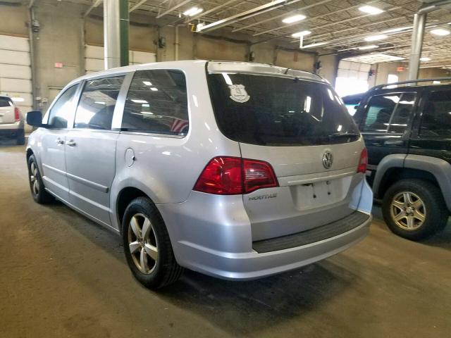 2V4RW3D13AR360581 - 2010 VOLKSWAGEN ROUTAN SE SILVER photo 3