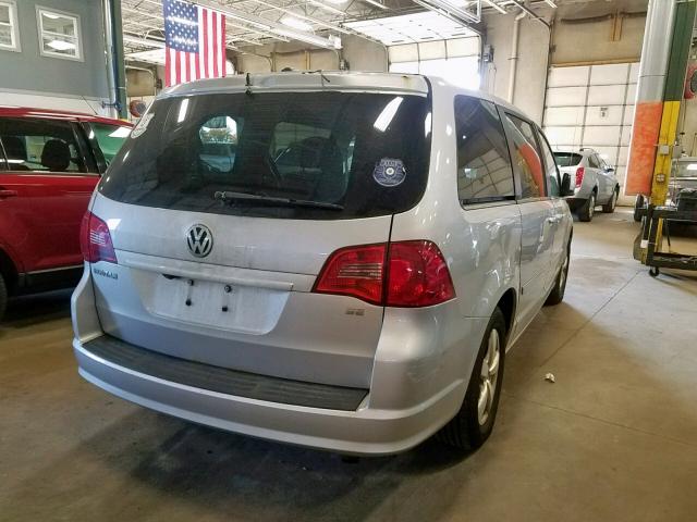 2V4RW3D13AR360581 - 2010 VOLKSWAGEN ROUTAN SE SILVER photo 4