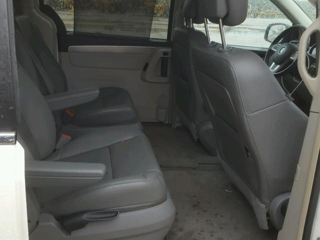 2V4RW3DG3BR622072 - 2011 VOLKSWAGEN ROUTAN SE WHITE photo 6