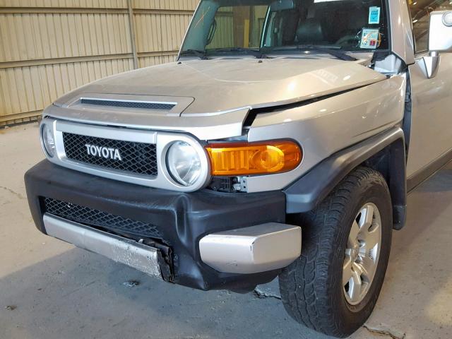 JTEZU11F070007072 - 2007 TOYOTA FJ CRUISER SILVER photo 9