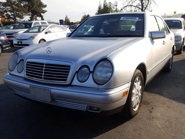 WDBJF65F5WA675573 - 1998 MERCEDES-BENZ E 320 SILVER photo 2