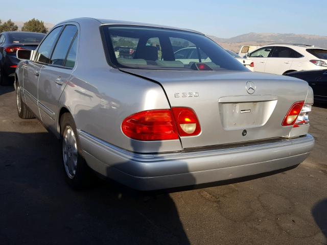 WDBJF65F5WA675573 - 1998 MERCEDES-BENZ E 320 SILVER photo 3