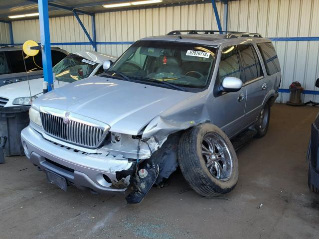 5LMFU28A1YLJ34378 - 2000 LINCOLN NAVIGATOR Gümüş foto 2