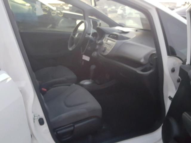 JHMGE8H30BS004522 - 2011 HONDA FIT WHITE photo 5