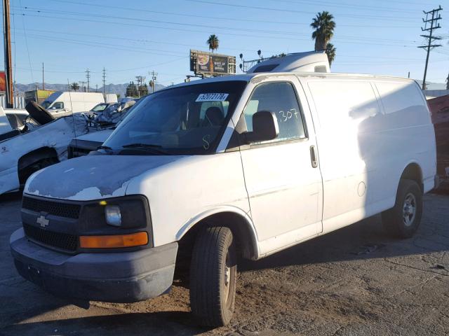 1GCFG15X271167028 - 2007 CHEVROLET EXPRESS G1 WHITE photo 2