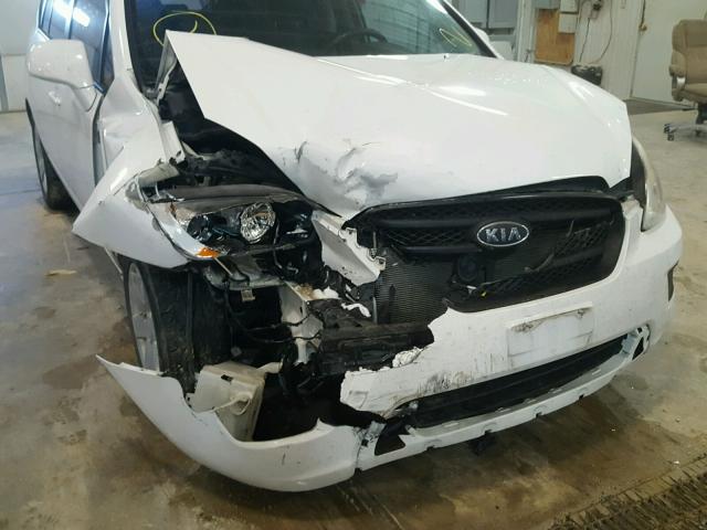 KNAFG526787157173 - 2008 KIA RONDO LX WHITE photo 9