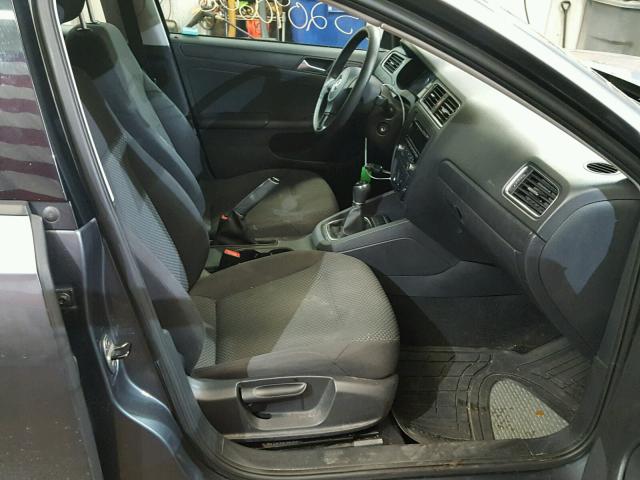 3VW1K7AJ6DM390956 - 2013 VOLKSWAGEN JETTA BASE Գրաֆիտ լուսանկար 5