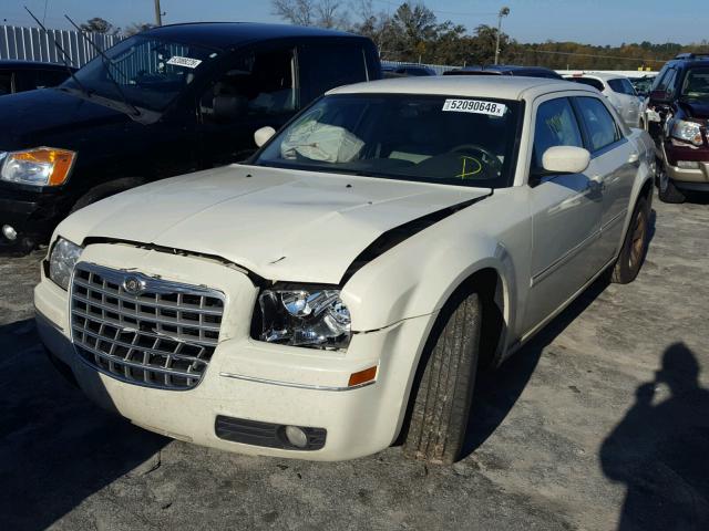 2C3LA53G47H780563 - 2007 CHRYSLER 300 TOURIN WHITE photo 2