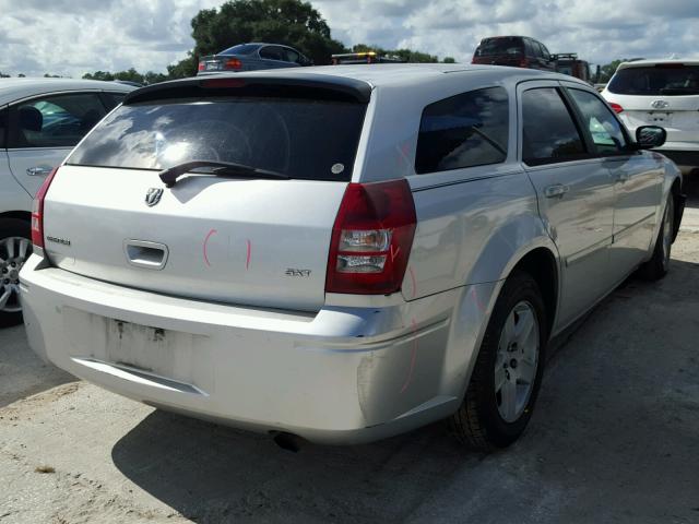 2D4FV48V05H128747 - 2005 DODGE MAGNUM SXT SILVER photo 4