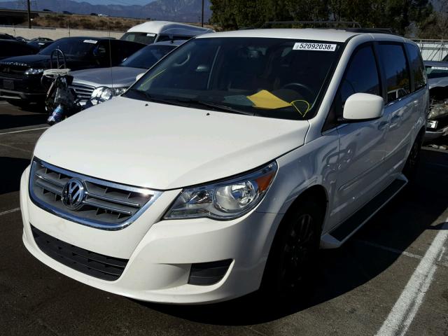 2C4RVABG1CR391470 - 2012 VOLKSWAGEN ROUTAN SE WHITE photo 2