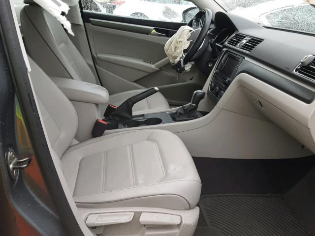 1VWDT7A32HC086249 - 2017 VOLKSWAGEN PASSAT R-L 银色 照片 5