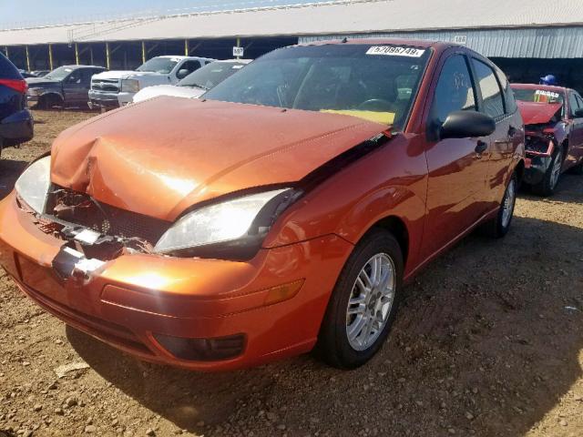 3FAFP37N95R124712 - 2005 FORD FOCUS ZX5 ORANGE photo 2