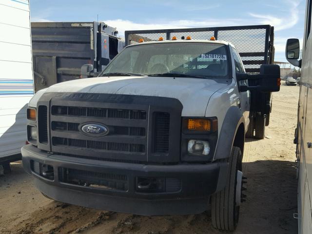 1FDAF56R98EC72806 - 2008 FORD F550 SUPER WHITE photo 2