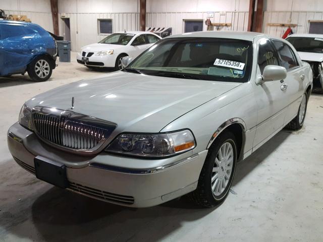 1LNHM81W45Y671667 - 2005 LINCOLN TOWN CAR S WHITE photo 2