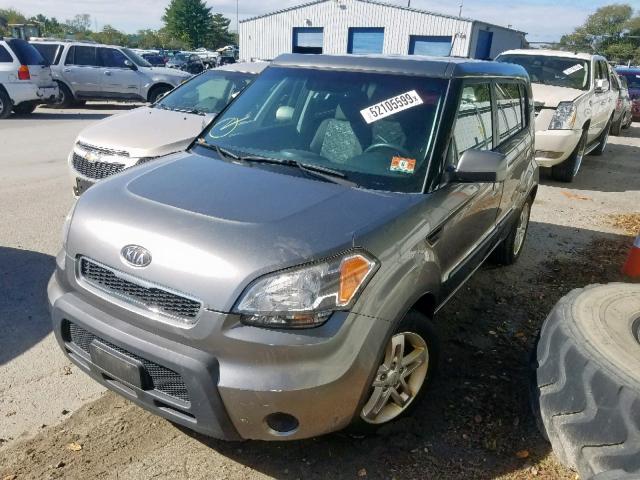 KNDJT2A21A7050681 - 2010 KIA SOUL SILVER photo 2