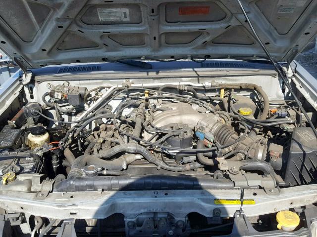 5N1ED28Y0YC559084 - 2000 NISSAN XTERRA XE SILVER photo 7