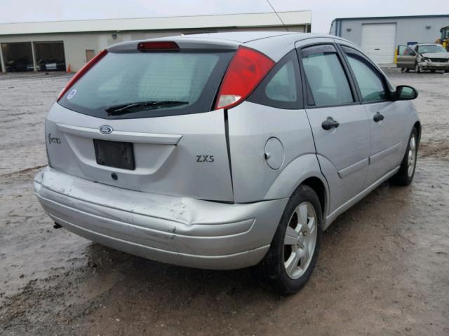 3FAFP373X3R137013 - 2003 FORD FOCUS ZX5 SILVER photo 4