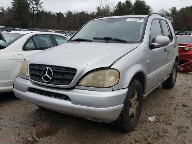 4JGAB54E51A252285 - 2001 MERCEDES-BENZ ML 320 SILVER photo 2