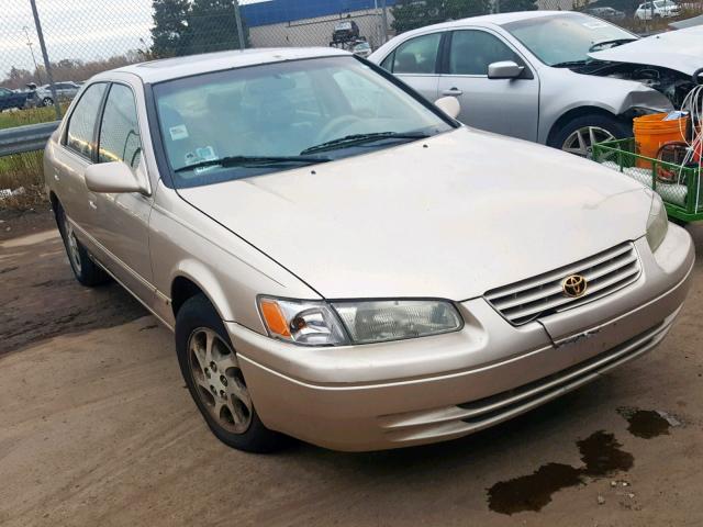 4T1BF28K6WU047944 - 1998 TOYOTA CAMRY CE GOLD photo 1