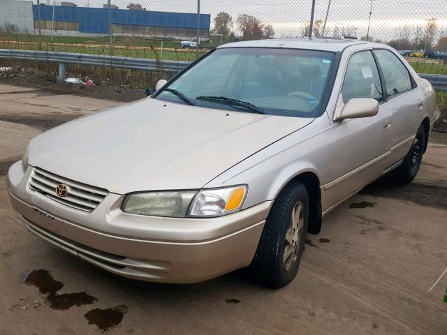 4T1BF28K6WU047944 - 1998 TOYOTA CAMRY CE GOLD photo 2