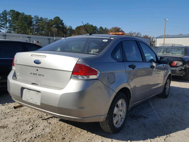 1FAHP34NX8W182746 - 2008 FORD FOCUS S/SE SILVER photo 4