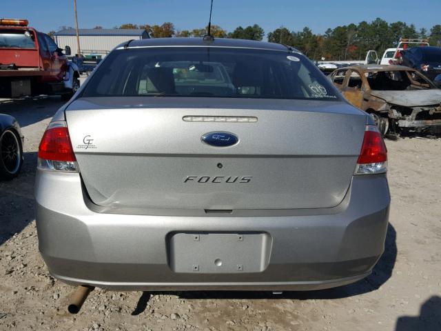 1FAHP34NX8W182746 - 2008 FORD FOCUS S/SE SILVER photo 9