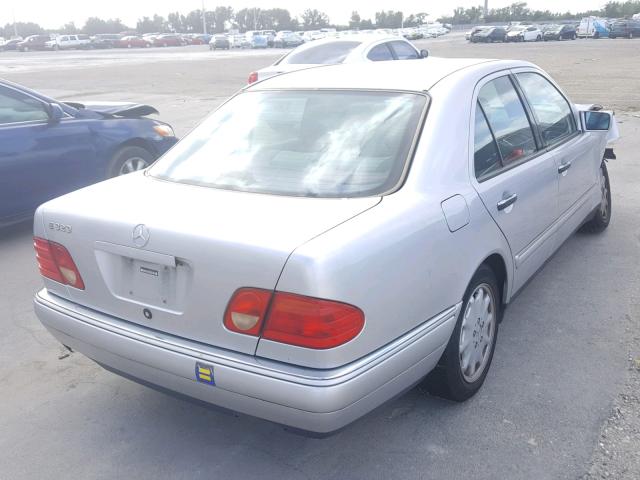 WDBJF65F4WA703301 - 1998 MERCEDES-BENZ E 320 SILVER photo 4