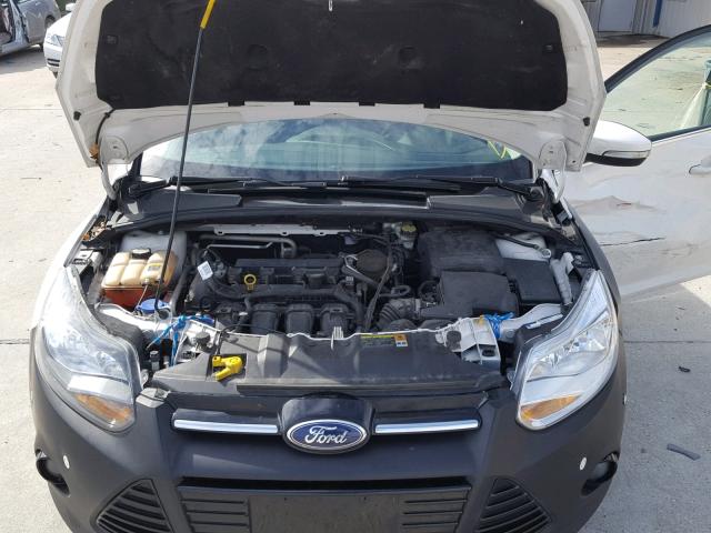 1FAHP3J27CL355000 - 2012 FORD FOCUS TITA WHITE photo 7