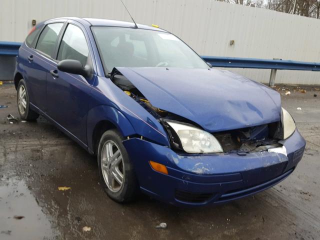 3FAFP37N05R108995 - 2005 FORD FOCUS ZX5 BLUE photo 1