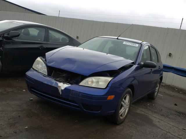 3FAFP37N05R108995 - 2005 FORD FOCUS ZX5 BLUE photo 2