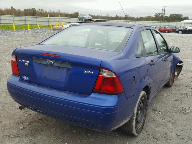 1FAFP34NX5W180126 - 2005 FORD FOCUS ZX4 BLUE photo 4