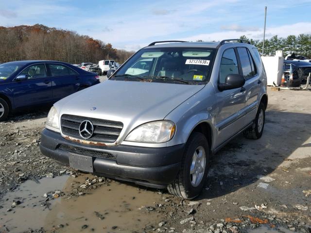 4JGAB54E3WA008917 - 1998 MERCEDES-BENZ ML 320 SILVER photo 2