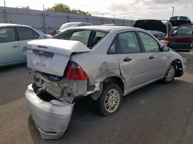 1FAFP34N77W237014 - 2007 FORD FOCUS ZX4 SILVER photo 4