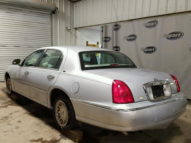 1LNHM83W5XY652318 - 1999 LINCOLN TOWN CAR C SILVER photo 3