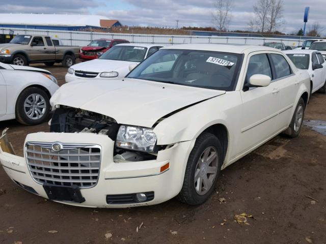 2C3JA53GX5H156884 - 2005 CHRYSLER 300 TOURIN CREAM photo 2