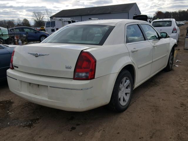 2C3JA53GX5H156884 - 2005 CHRYSLER 300 TOURIN CREAM photo 4