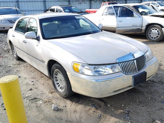 1LNHM83W81Y640199 - 2001 LINCOLN TOWN CAR C TAN photo 1