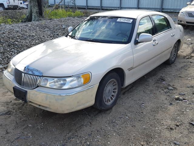 1LNHM83W81Y640199 - 2001 LINCOLN TOWN CAR C TAN photo 2