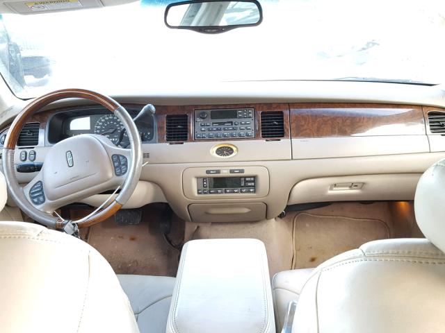 1LNHM83W81Y640199 - 2001 LINCOLN TOWN CAR C TAN photo 9