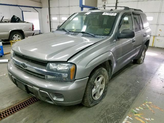 1GNDT13S152127273 - 2005 CHEVROLET TRAILBLAZE GRAY photo 2