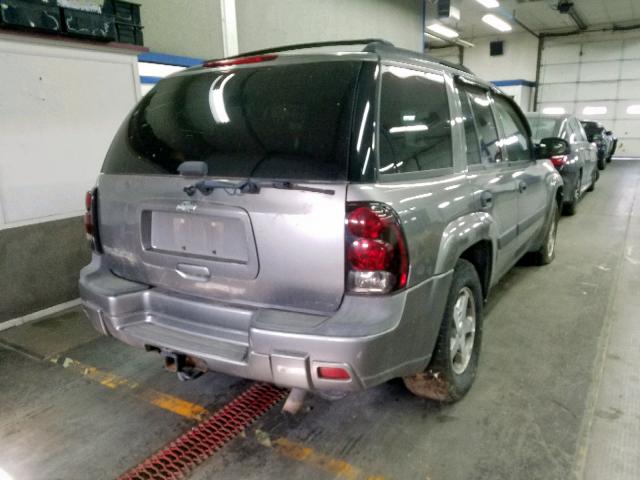 1GNDT13S152127273 - 2005 CHEVROLET TRAILBLAZE GRAY photo 4