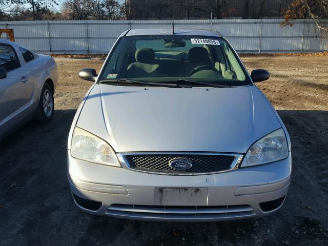 1FAFP34N15W289512 - 2005 FORD FOCUS ZX4 SILVER photo 9