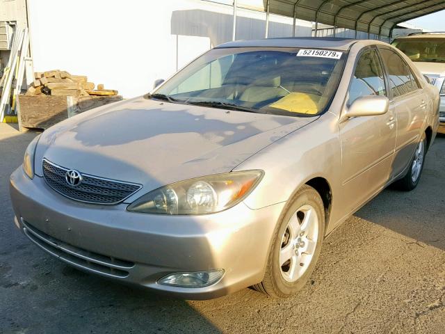 4T1BF30K12U501349 - 2002 TOYOTA CAMRY LE GOLD photo 2