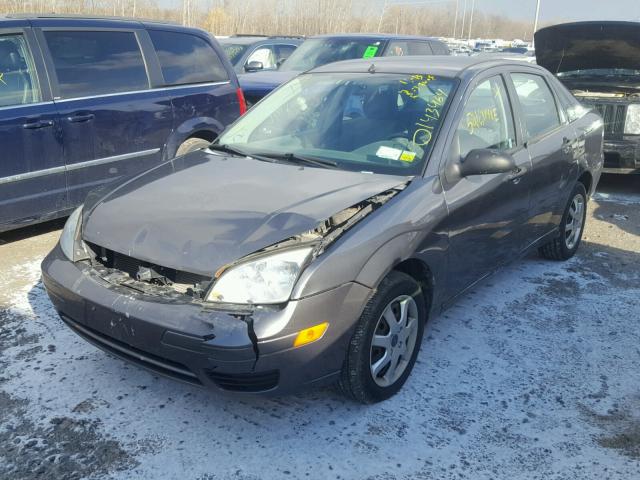 1FAFP34N15W293723 - 2005 FORD FOCUS ZX4 GRAY photo 2