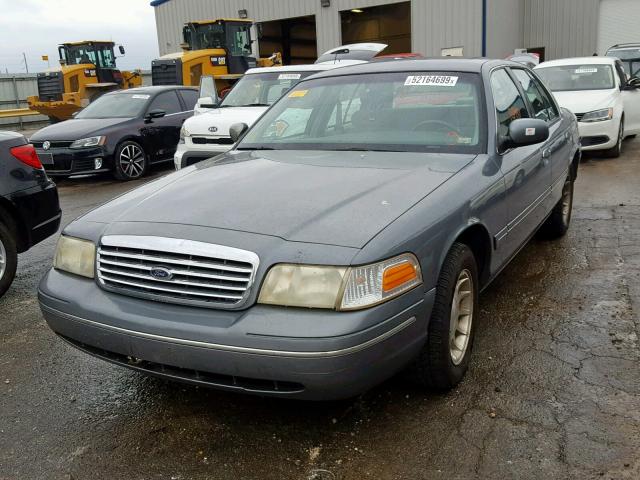 2FAFP74W7WX185564 - 1998 FORD CROWN VICT GRAY photo 2