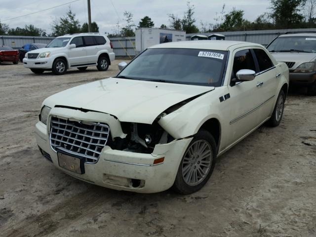 2C3CA5CV4AH297094 - 2010 CHRYSLER 300 TOURIN WHITE photo 2