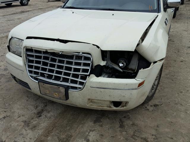 2C3CA5CV4AH297094 - 2010 CHRYSLER 300 TOURIN WHITE photo 9